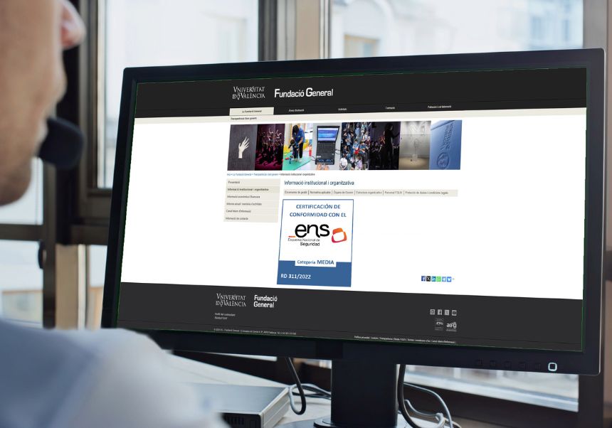 Pantalla d'ordinador on navega una pàgina del web de Fundació amb el certificat ENS